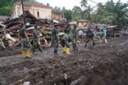 Kodam Merdeka bersihkan rumah terdampak banjir di Desa Tanaki-Sitaro